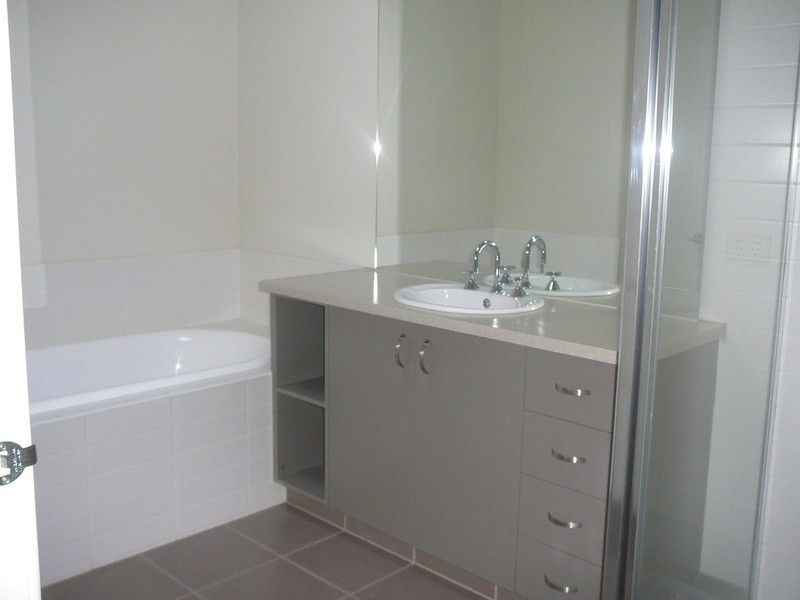 3 Oldis Close, Caroline Springs VIC 3023