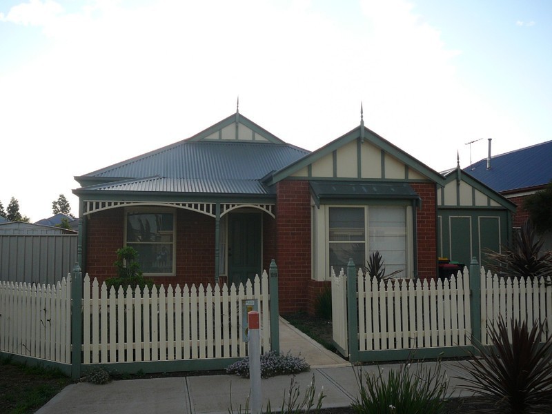 28 CLELAND WAY, Caroline Springs VIC 3023