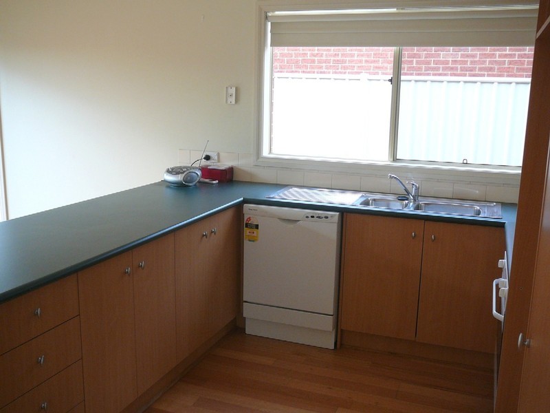 28 CLELAND WAY, Caroline Springs VIC 3023