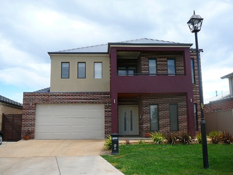 9 Braeside walk, Caroline Springs VIC 3023