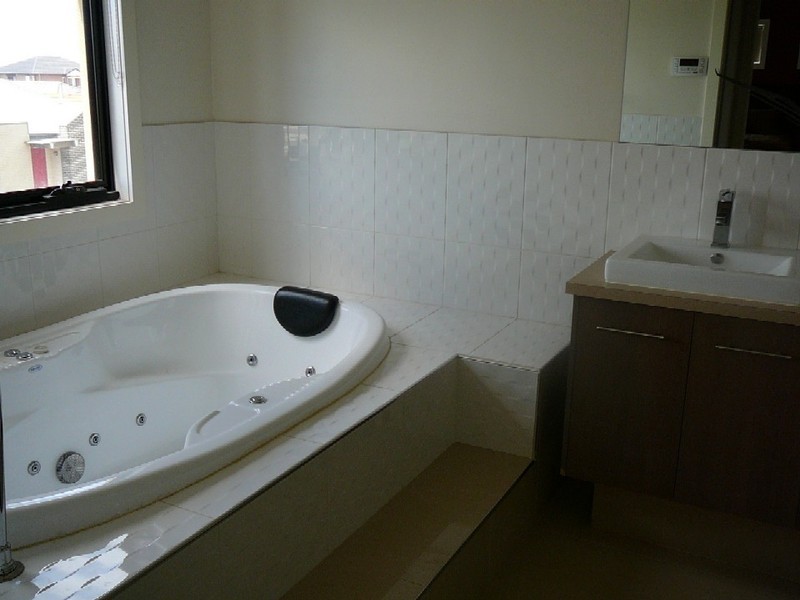 9 Braeside walk, Caroline Springs VIC 3023