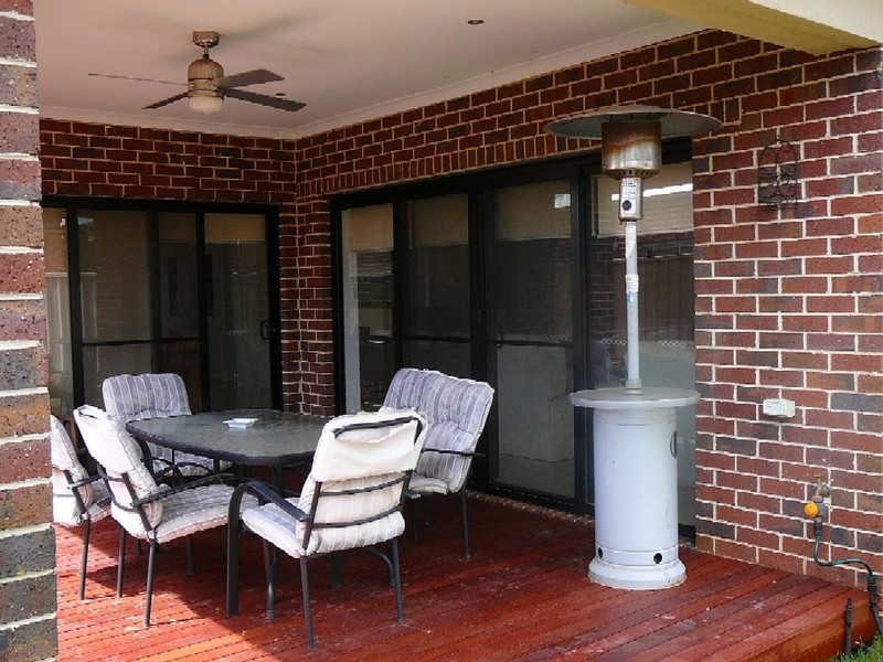 9 Braeside walk, Caroline Springs VIC 3023