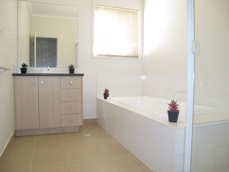 23 Cranwell Square, Caroline Springs VIC 3023