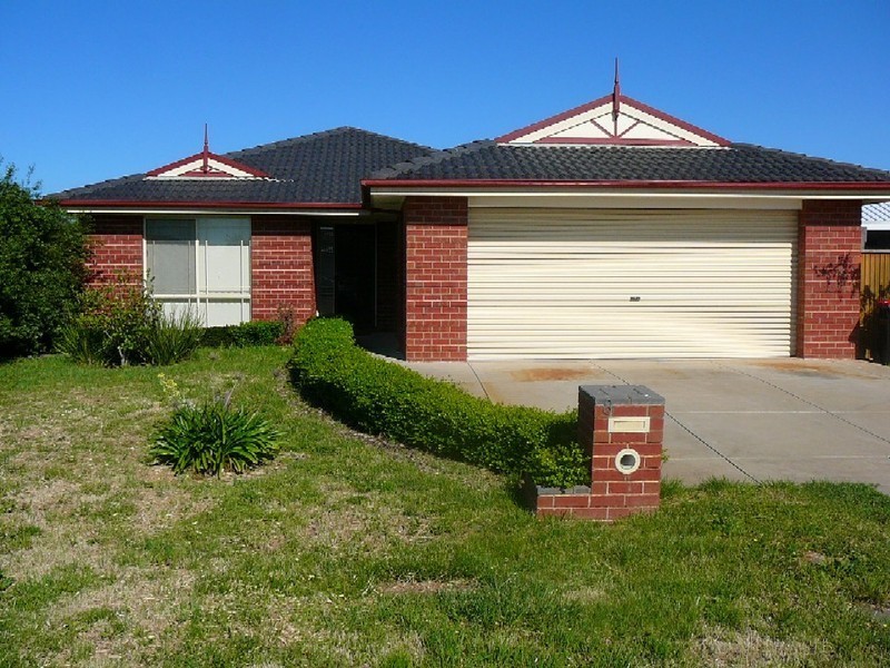 8 Champagne Way, Hillside VIC 3037