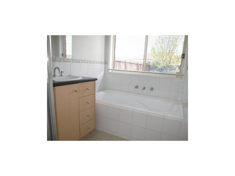 8 Champagne Way, Hillside VIC 3037