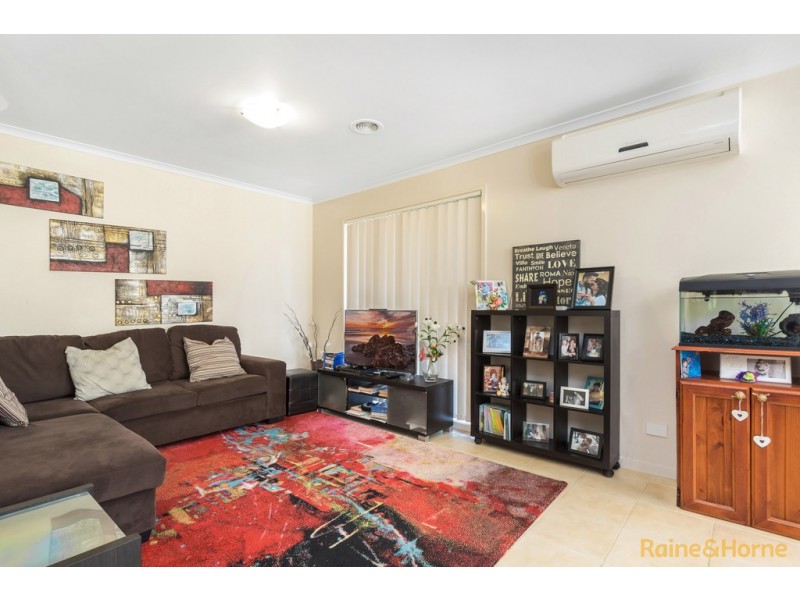 4 WOODBRIDGE PLACE, Burnside VIC 3023