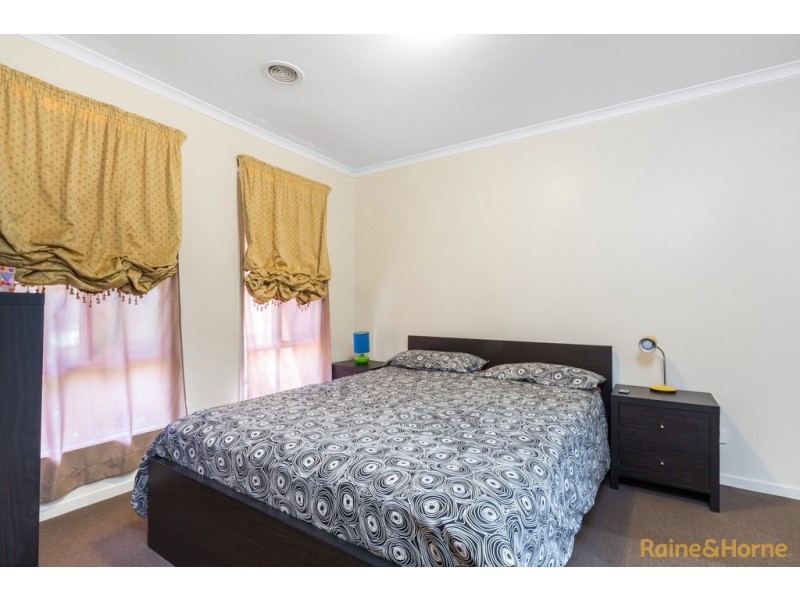 4 WOODBRIDGE PLACE, Burnside VIC 3023