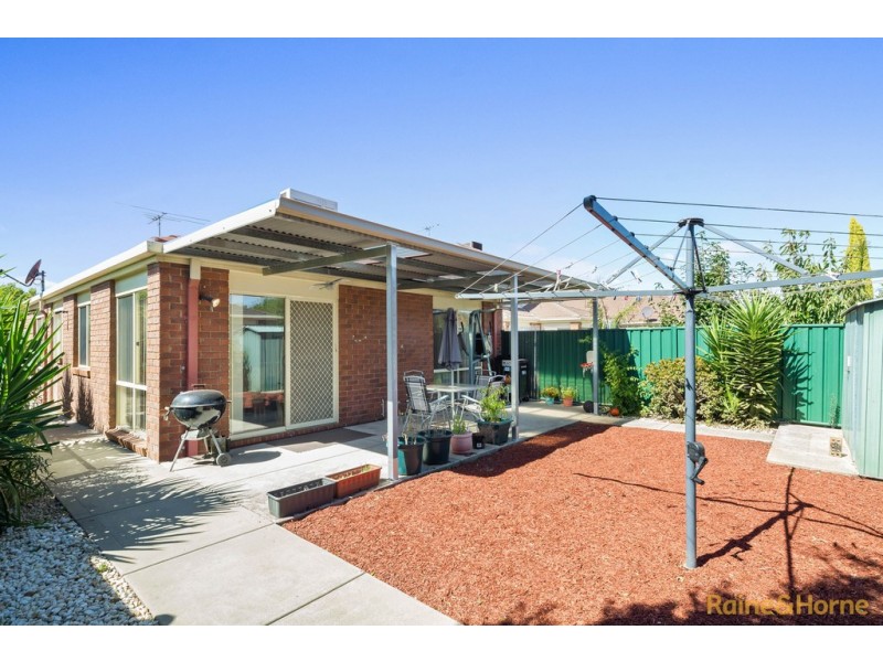 4 WOODBRIDGE PLACE, Burnside VIC 3023