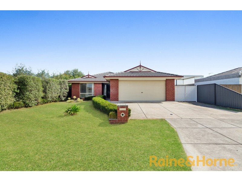 8 CHAMPAGNE WAY, Hillside VIC 3037