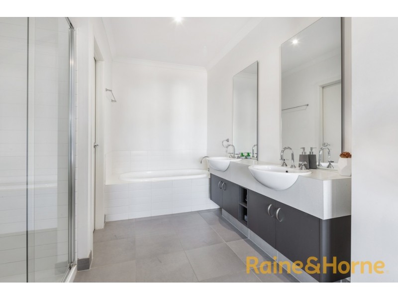 14 OLDIS CLOSE, Caroline Springs VIC 3023