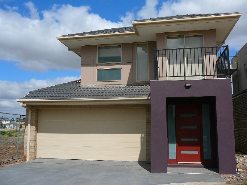 33 ARROYO PLACE, Caroline Springs VIC 3023