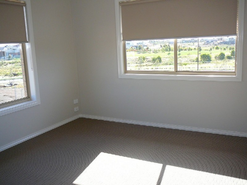 33 ARROYO PLACE, Caroline Springs VIC 3023