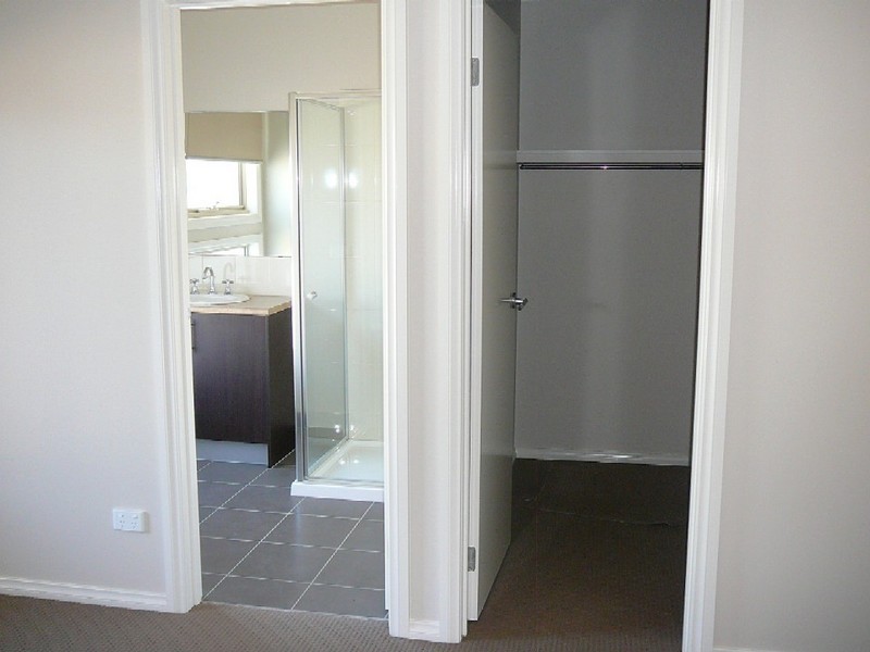 33 ARROYO PLACE, Caroline Springs VIC 3023