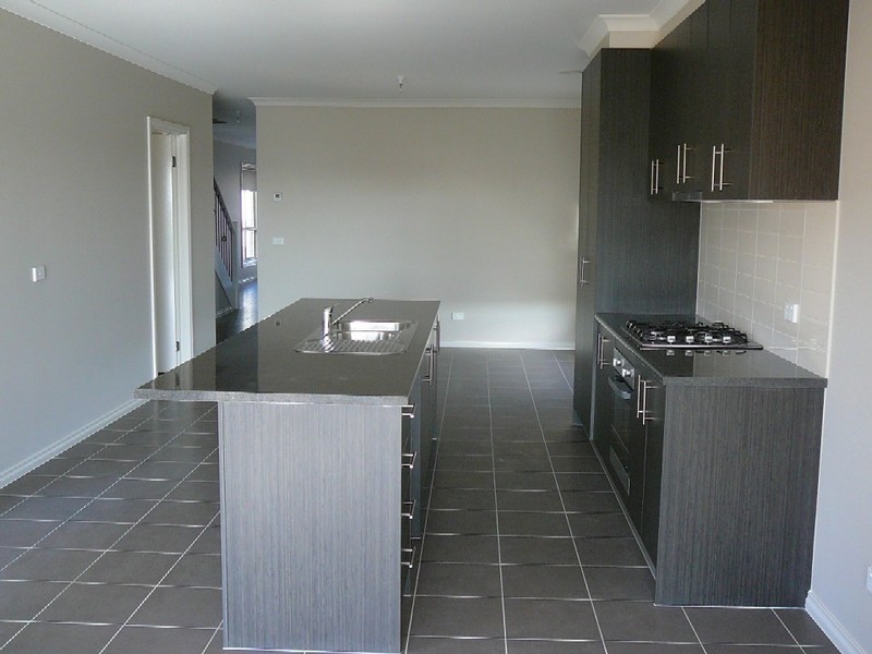 33 ARROYO PLACE, Caroline Springs VIC 3023
