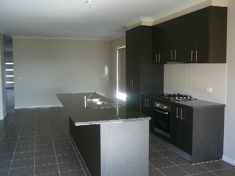 33 ARROYO PLACE, Caroline Springs VIC 3023