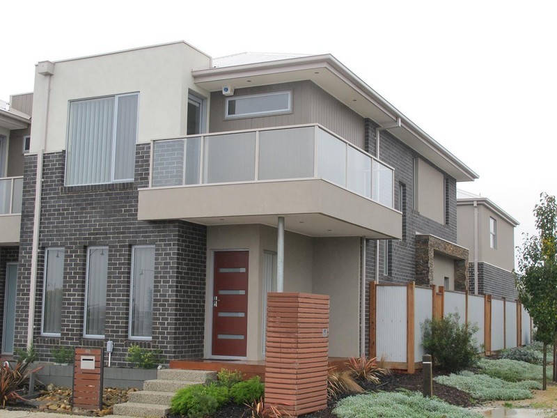 32 Warner Way, Caroline Springs VIC 3023