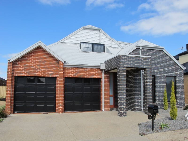 6 Ivan James Place, Caroline Springs VIC 3023
