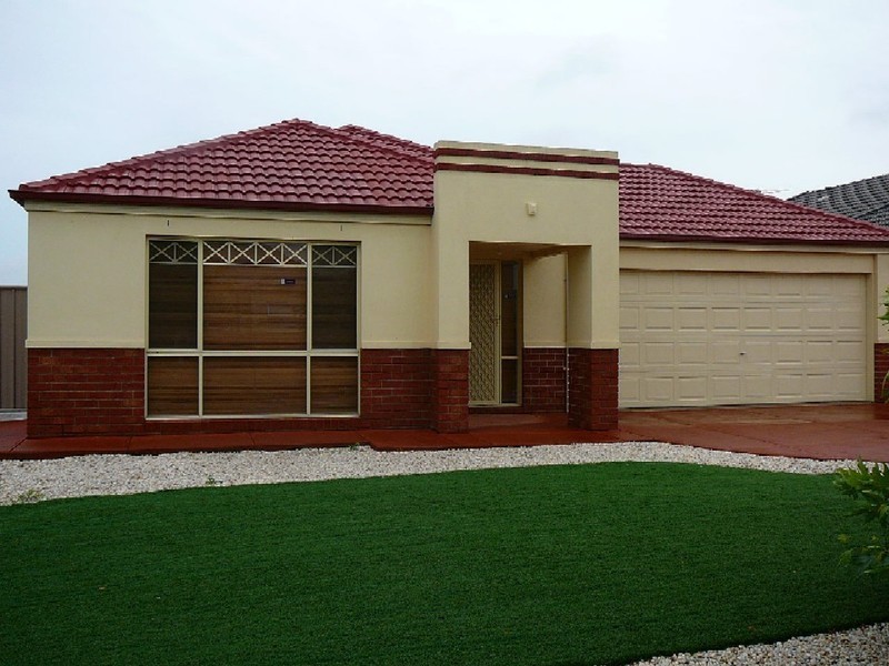 8 Wooling Lane, Caroline Springs VIC 3023