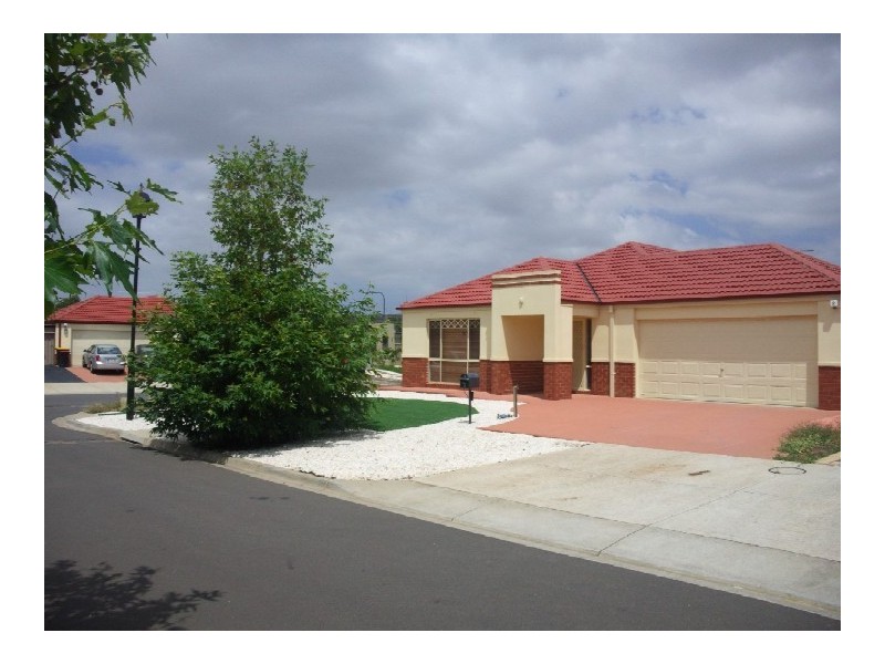 8 Wooling Lane, Caroline Springs VIC 3023