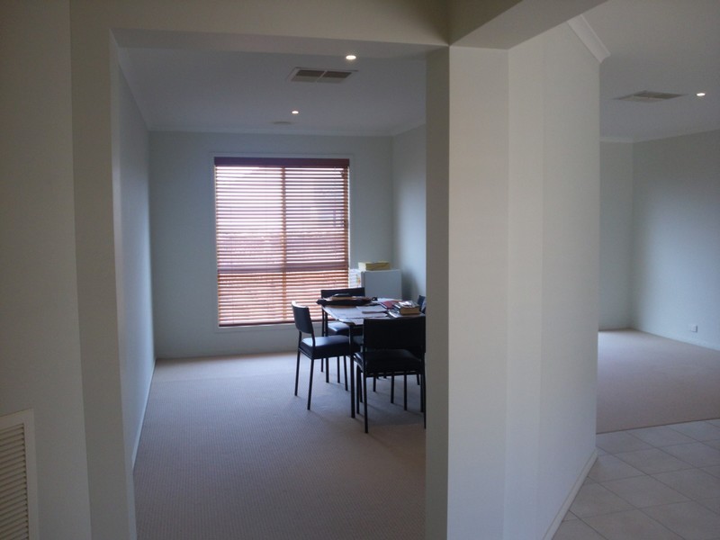 8 Wooling Lane, Caroline Springs VIC 3023