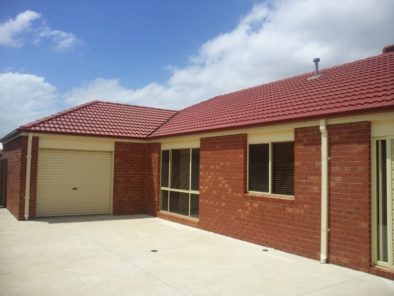 8 Wooling Lane, Caroline Springs VIC 3023