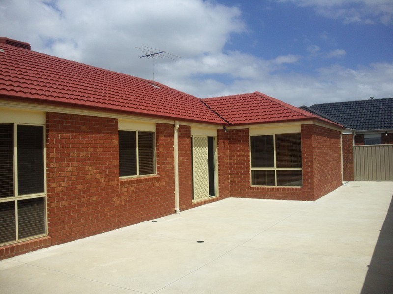 8 Wooling Lane, Caroline Springs VIC 3023