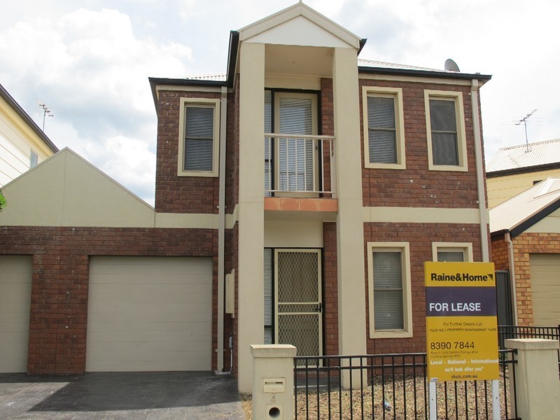 4 Lauffre Walk, Caroline Springs VIC 3023