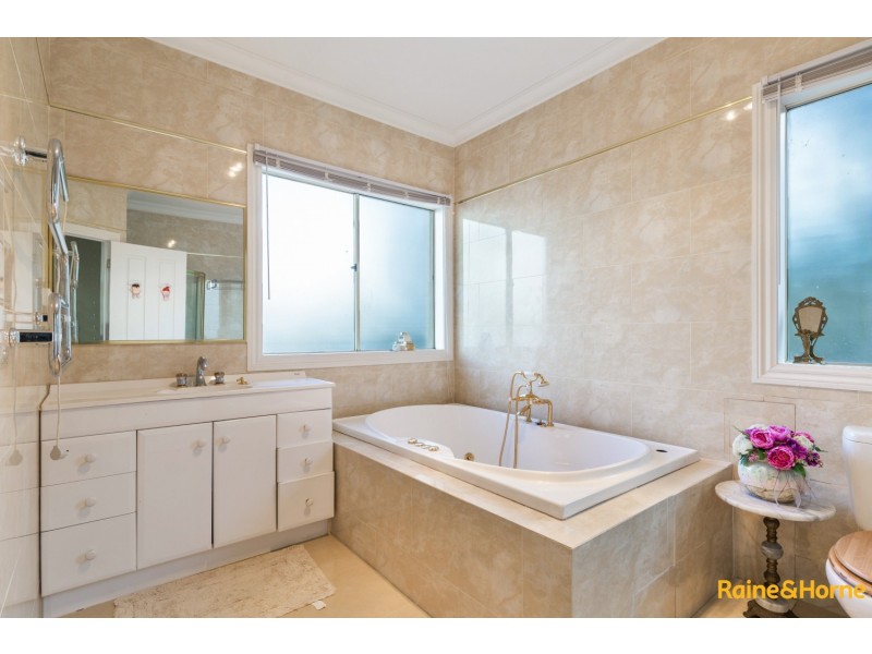 6 PARRAMATTA COURT, Caroline Springs VIC 3023