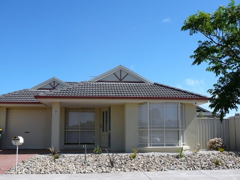 3 Cobblestone Green, Caroline Springs VIC 3023