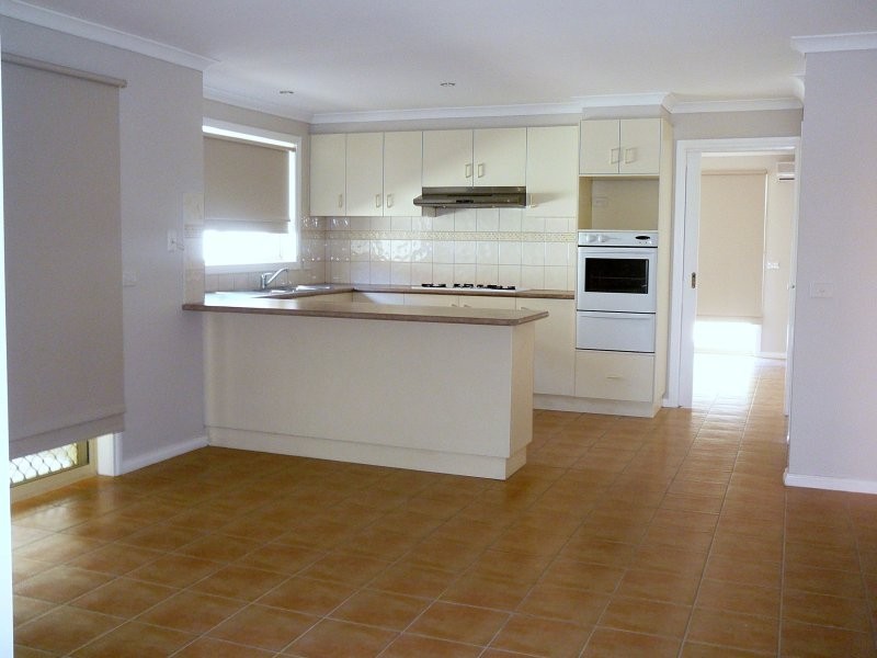 3 Cobblestone Green, Caroline Springs VIC 3023