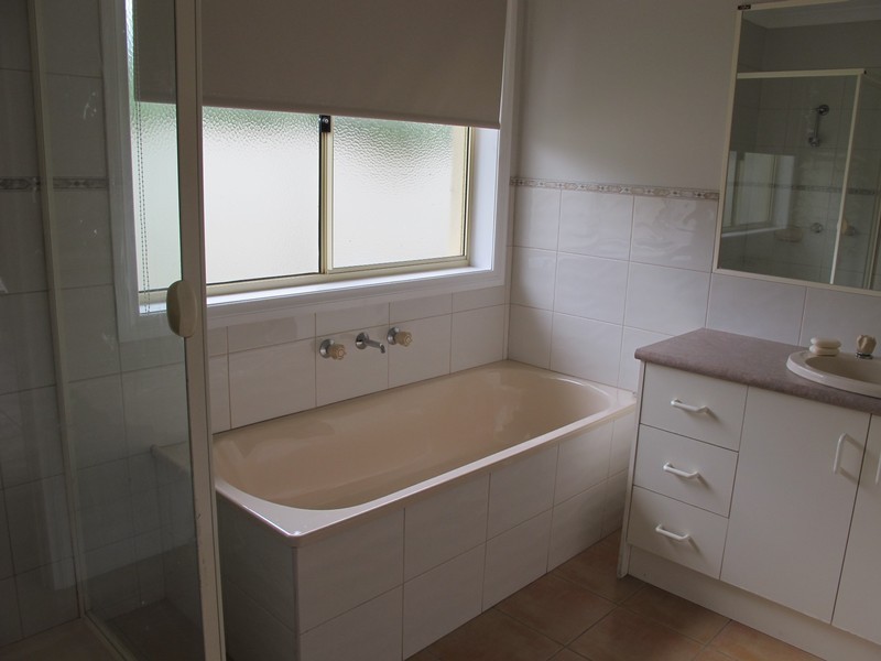 3 Cobblestone Green, Caroline Springs VIC 3023