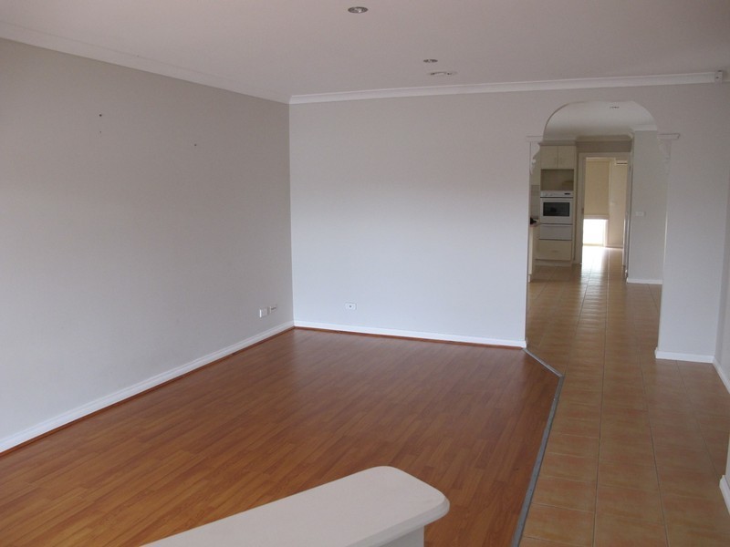 3 Cobblestone Green, Caroline Springs VIC 3023