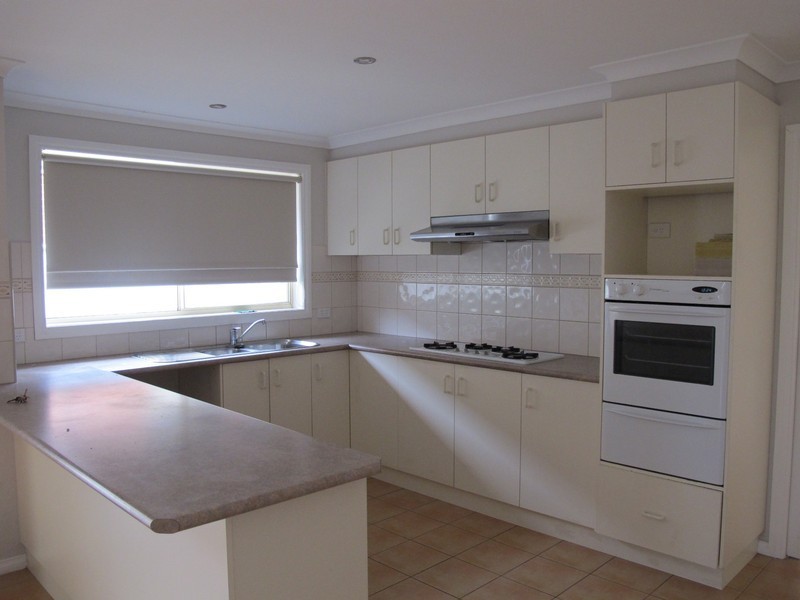 3 Cobblestone Green, Caroline Springs VIC 3023