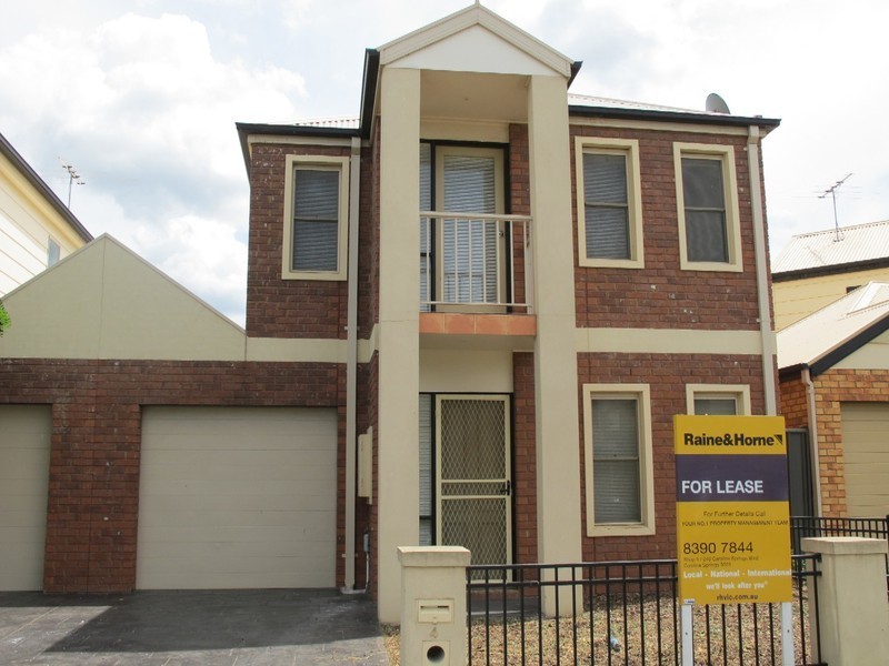 4 LAUFFRE WALK, Caroline Springs VIC 3023