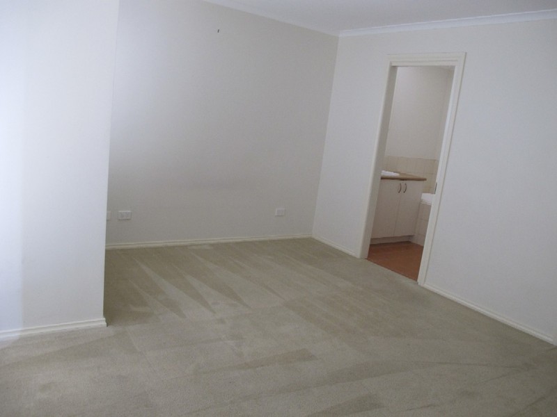 4 LAUFFRE WALK, Caroline Springs VIC 3023