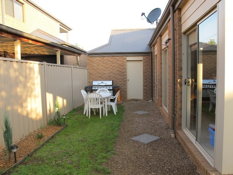 16 Cobaw Circuit, Caroline Springs VIC 3023