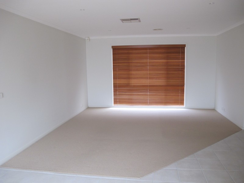 8 Wooling Lane, Caroline Springs VIC 3023