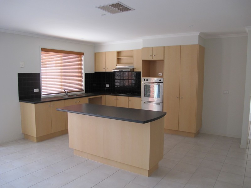 8 Wooling Lane, Caroline Springs VIC 3023