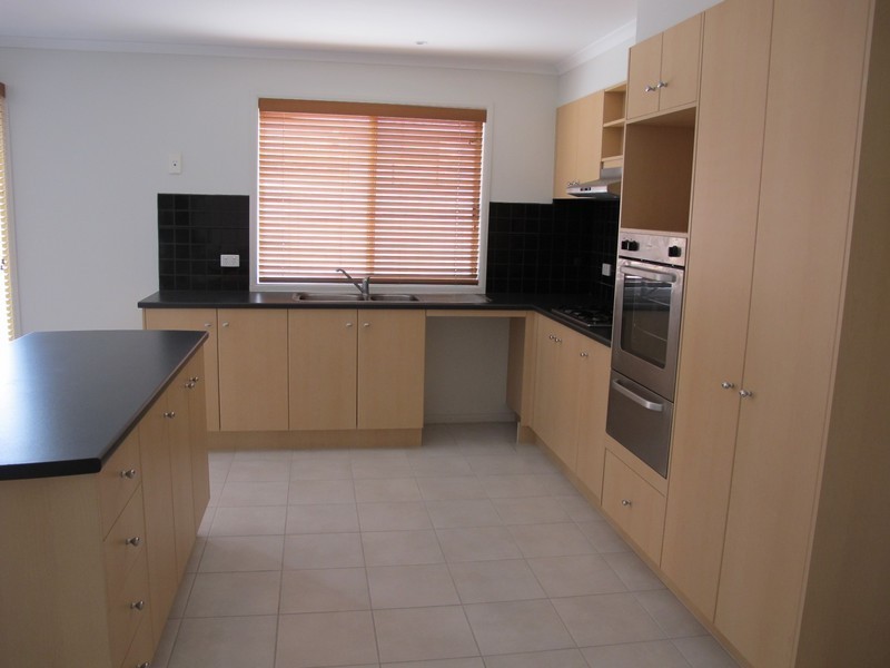 8 Wooling Lane, Caroline Springs VIC 3023