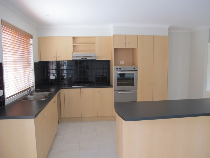 8 Wooling Lane, Caroline Springs VIC 3023