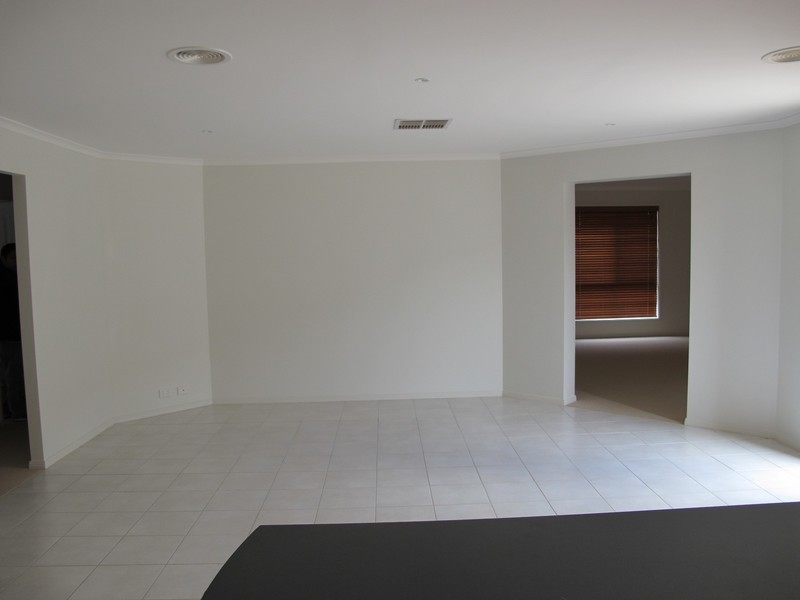 8 Wooling Lane, Caroline Springs VIC 3023