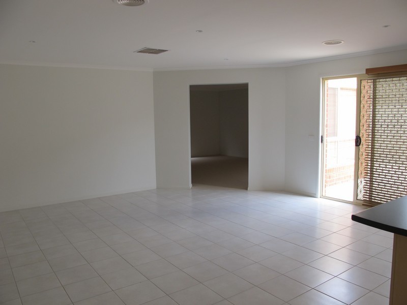 8 Wooling Lane, Caroline Springs VIC 3023