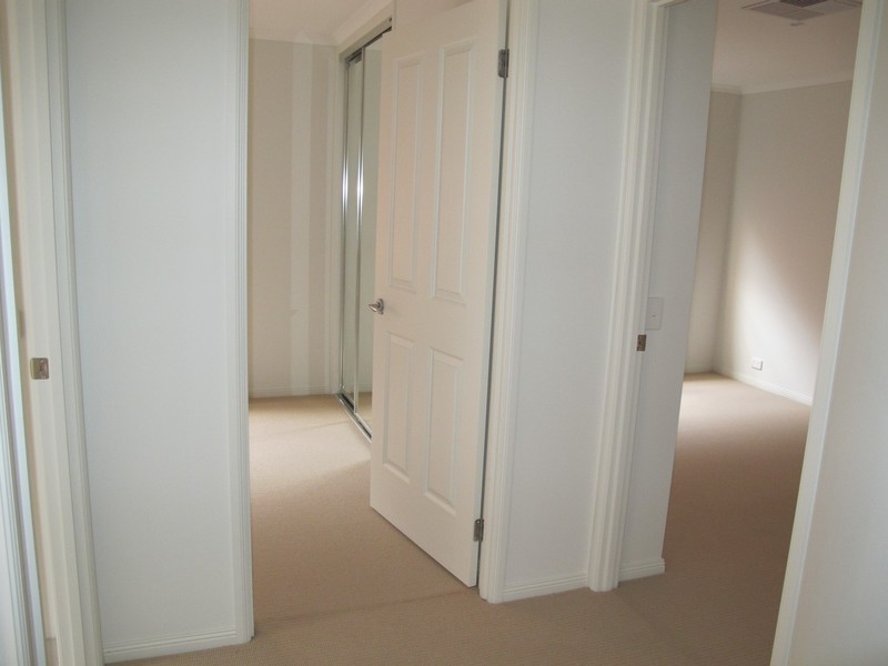 8 Wooling Lane, Caroline Springs VIC 3023