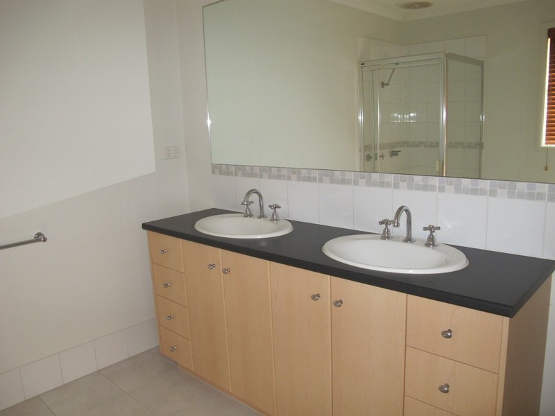 8 Wooling Lane, Caroline Springs VIC 3023