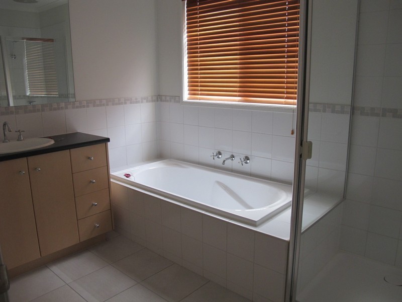 8 Wooling Lane, Caroline Springs VIC 3023