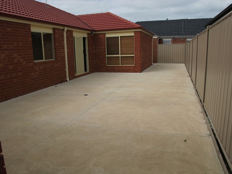 8 Wooling Lane, Caroline Springs VIC 3023