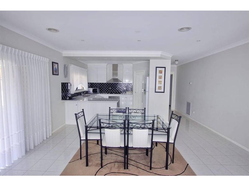 28 Gisborne Way, Caroline Springs VIC 3023