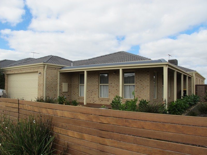 2 Hutt Lane, Taylors Hill VIC 3037