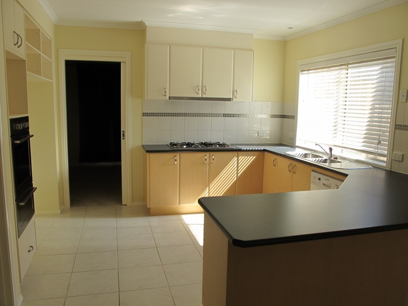 2 Hutt Lane, Taylors Hill VIC 3037