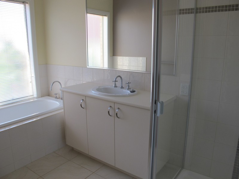 2 Hutt Lane, Taylors Hill VIC 3037